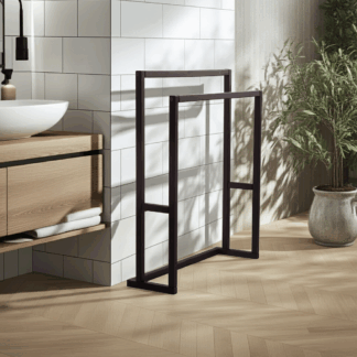 Czarny wolnostojący wieszak na ręczniki z litego dębu. Możliwość personalizacji. edited 2 (3)